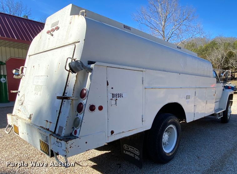 image for item HR9263 1991 Ford F800F  fuel truck