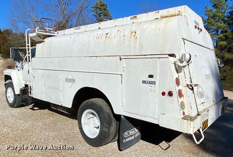 image for item HR9263 1991 Ford F800F  fuel truck