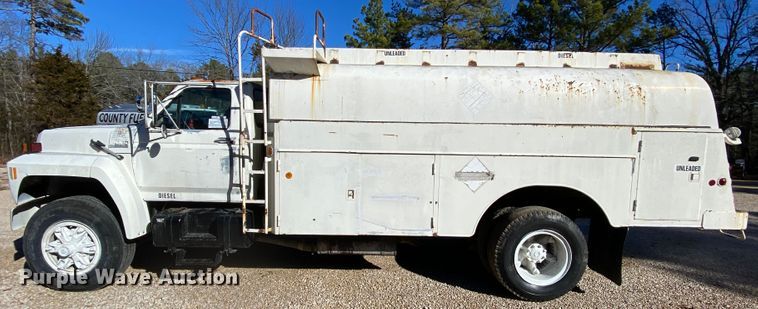 image for item HR9263 1991 Ford F800F  fuel truck