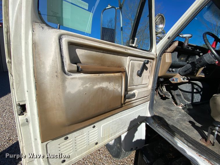 image for item HR9263 1991 Ford F800F  fuel truck