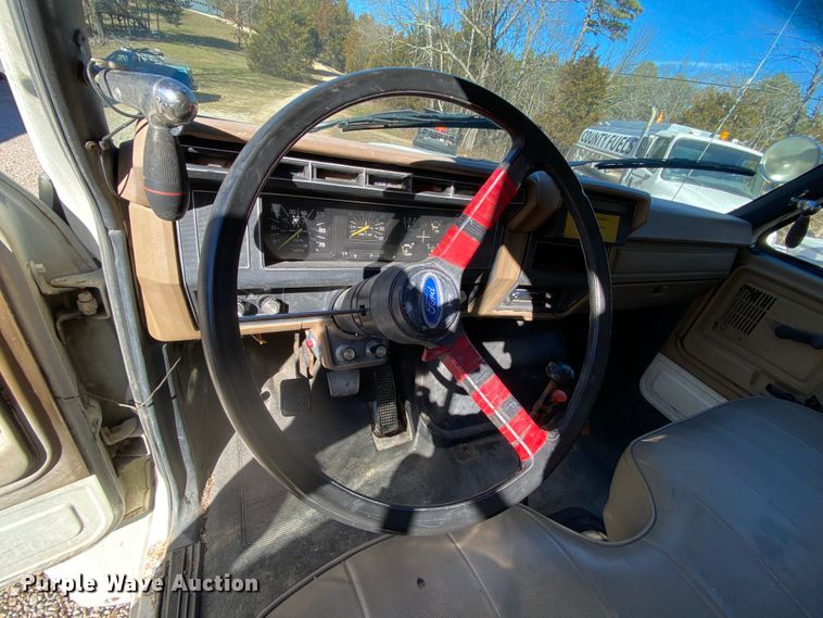 image for item HR9263 1991 Ford F800F  fuel truck