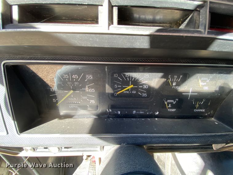 image for item HR9263 1991 Ford F800F  fuel truck