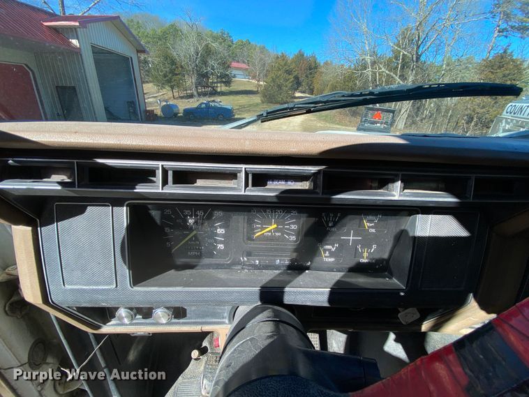 image for item HR9263 1991 Ford F800F  fuel truck