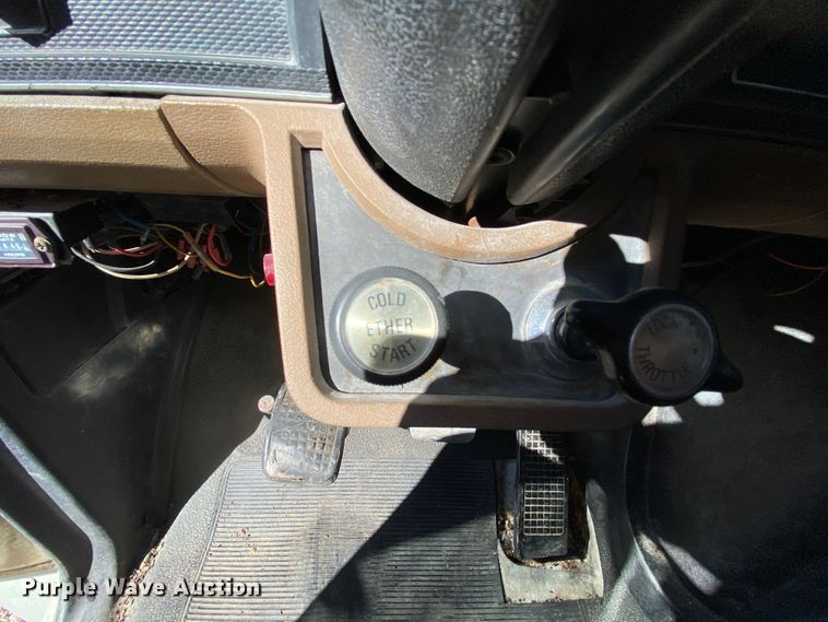 image for item HR9263 1991 Ford F800F  fuel truck