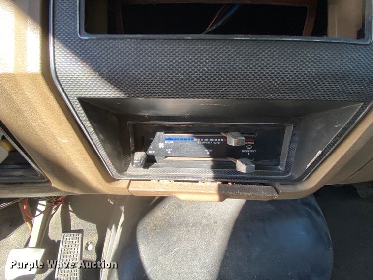 image for item HR9263 1991 Ford F800F  fuel truck