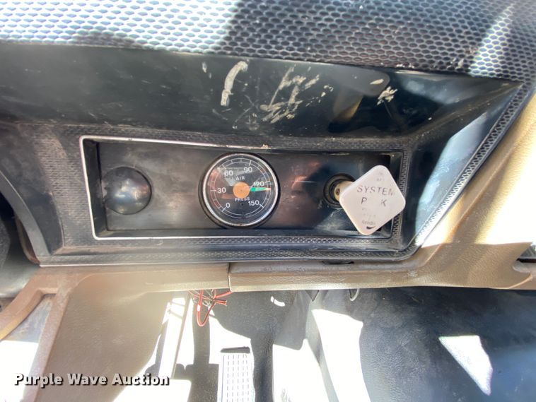 image for item HR9263 1991 Ford F800F  fuel truck