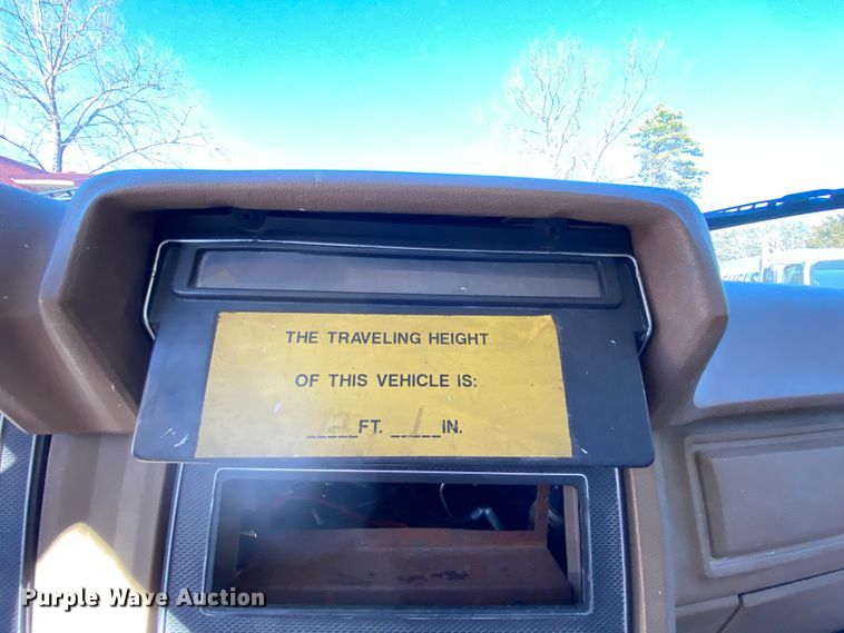 image for item HR9263 1991 Ford F800F  fuel truck