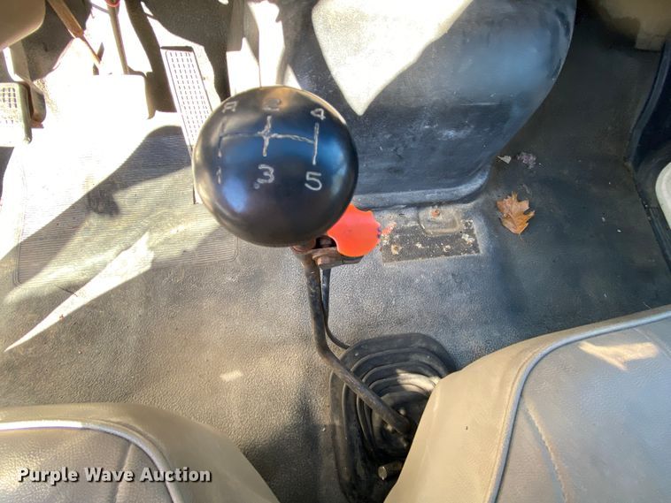 image for item HR9263 1991 Ford F800F  fuel truck