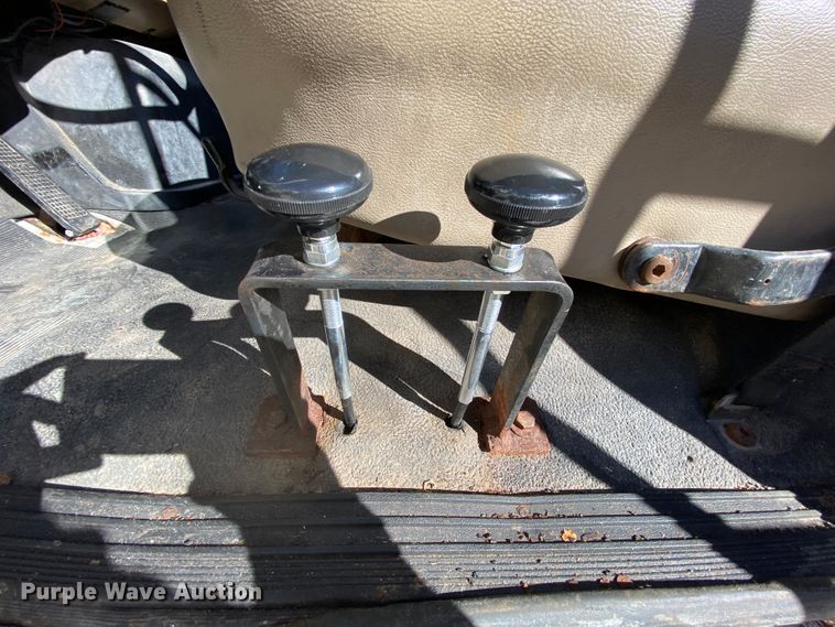 image for item HR9263 1991 Ford F800F  fuel truck