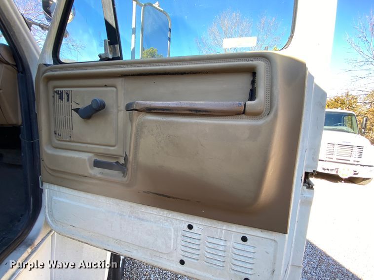 image for item HR9263 1991 Ford F800F  fuel truck