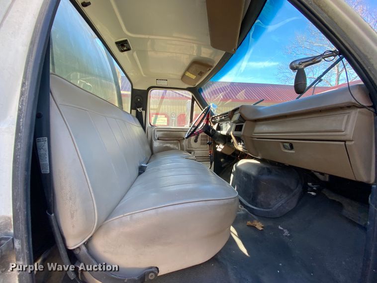 image for item HR9263 1991 Ford F800F  fuel truck