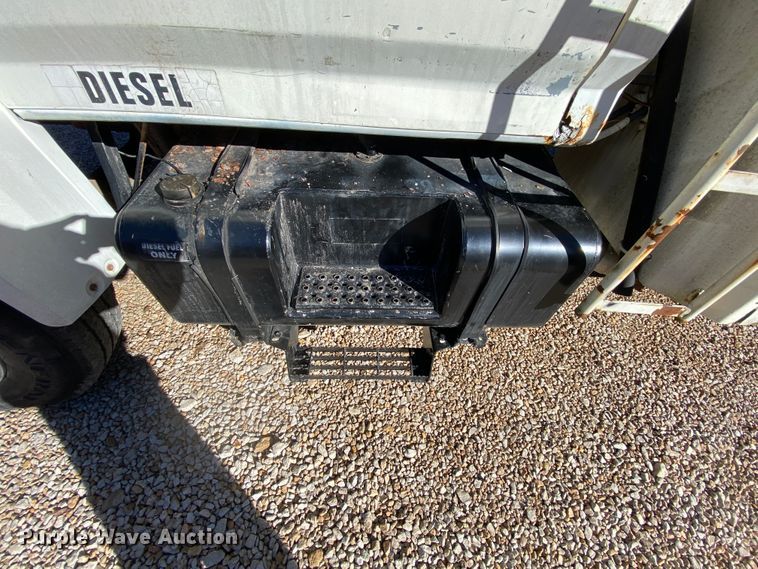 image for item HR9263 1991 Ford F800F  fuel truck