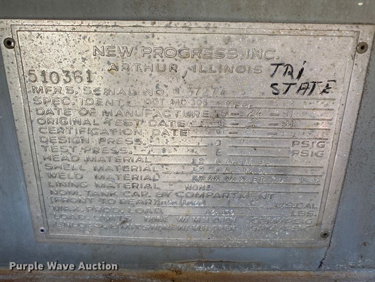 image for item HR9263 1991 Ford F800F  fuel truck