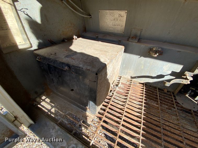 image for item HR9263 1991 Ford F800F  fuel truck