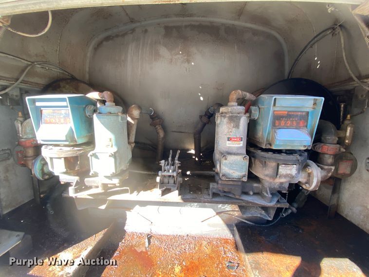 image for item HR9263 1991 Ford F800F  fuel truck