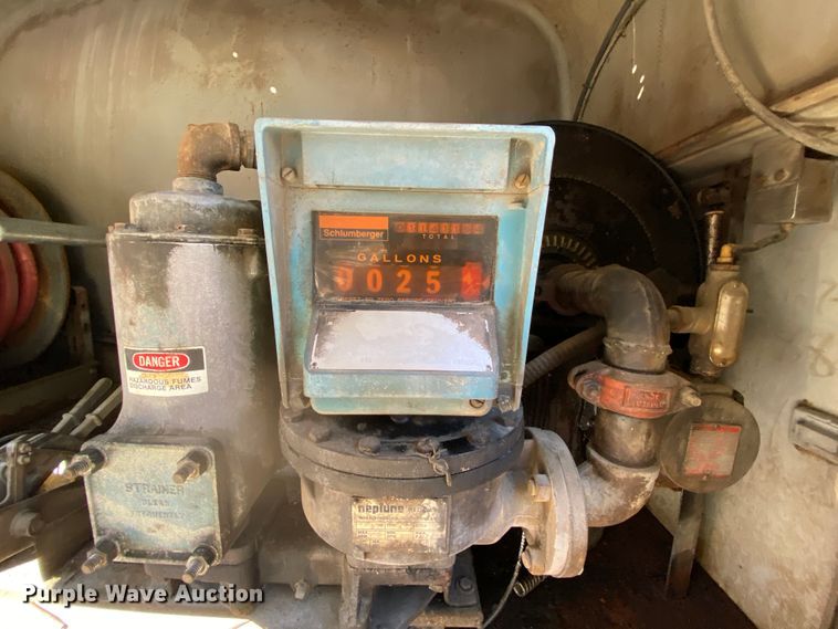 image for item HR9263 1991 Ford F800F  fuel truck