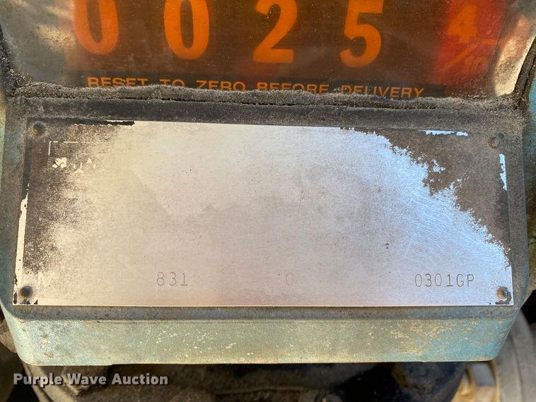 image for item HR9263 1991 Ford F800F  fuel truck