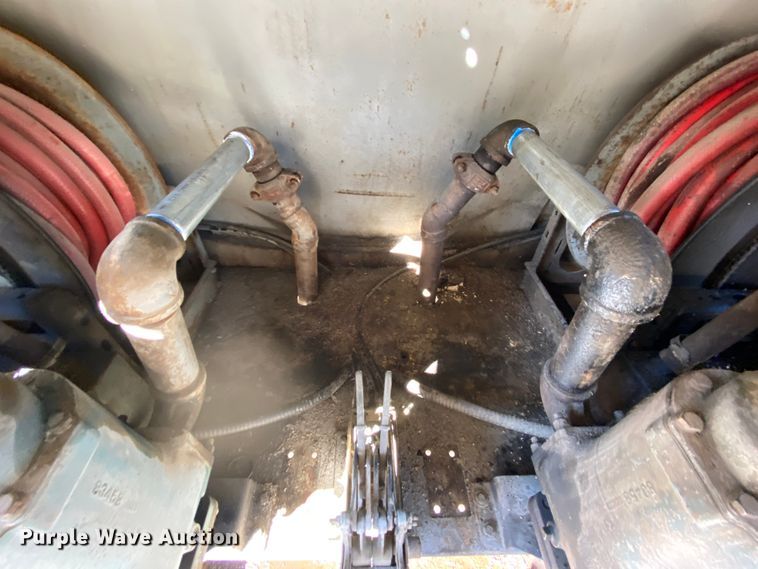 image for item HR9263 1991 Ford F800F  fuel truck