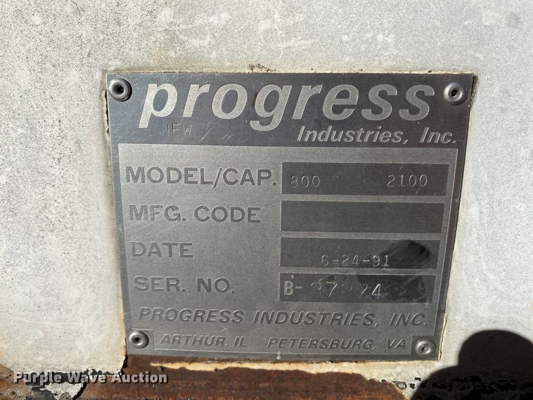 image for item HR9263 1991 Ford F800F  fuel truck