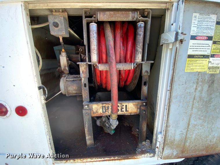 image for item HR9263 1991 Ford F800F  fuel truck