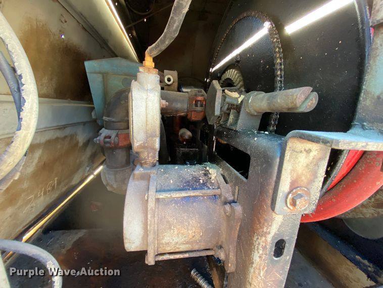 image for item HR9263 1991 Ford F800F  fuel truck