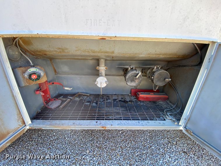 image for item HR9263 1991 Ford F800F  fuel truck