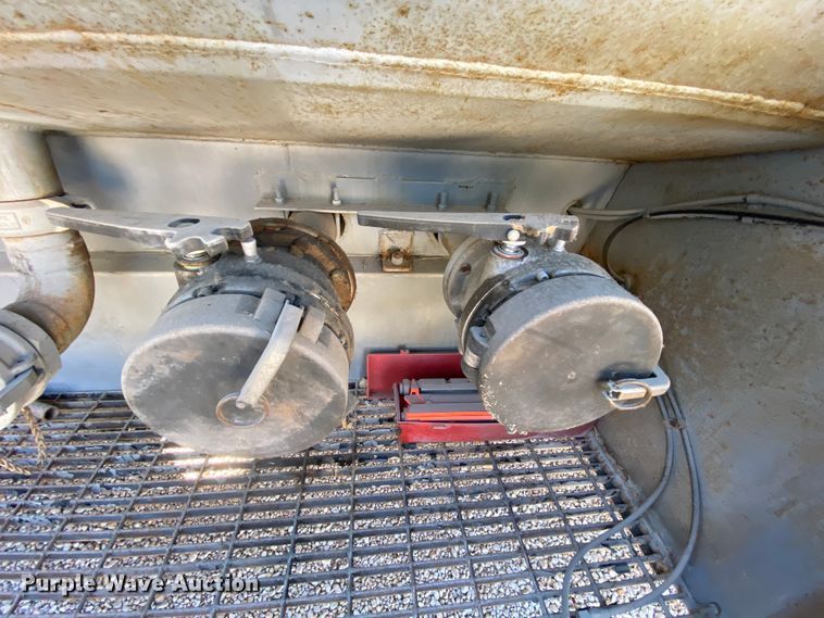 image for item HR9263 1991 Ford F800F  fuel truck