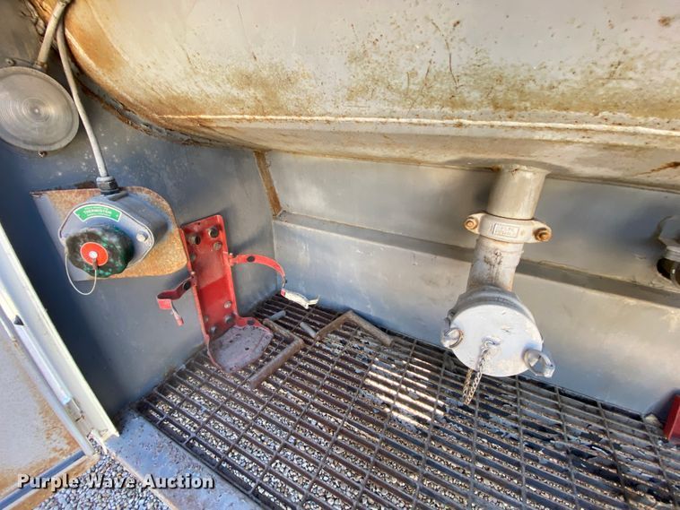 image for item HR9263 1991 Ford F800F  fuel truck