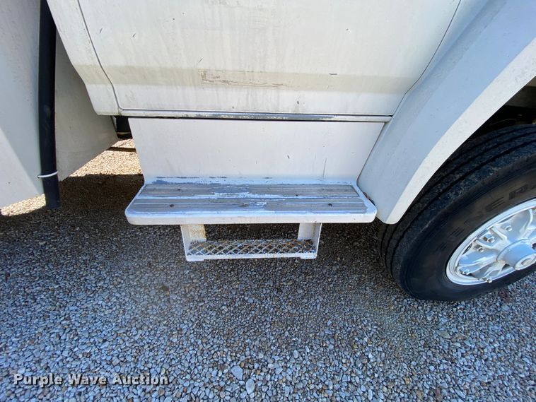 image for item HR9263 1991 Ford F800F  fuel truck