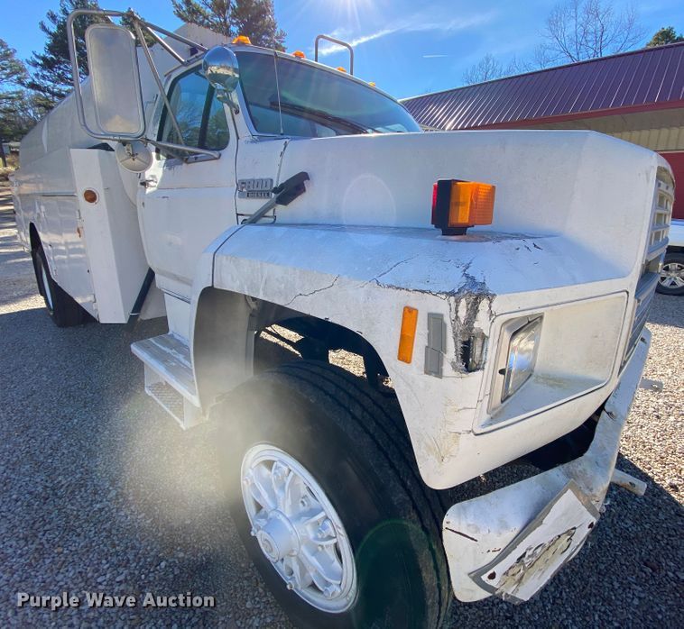 image for item HR9263 1991 Ford F800F  fuel truck