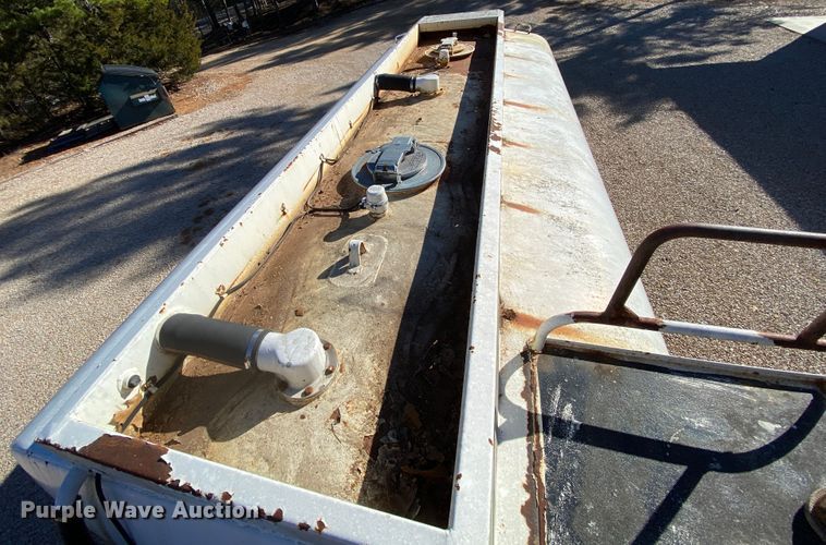 image for item HR9263 1991 Ford F800F  fuel truck