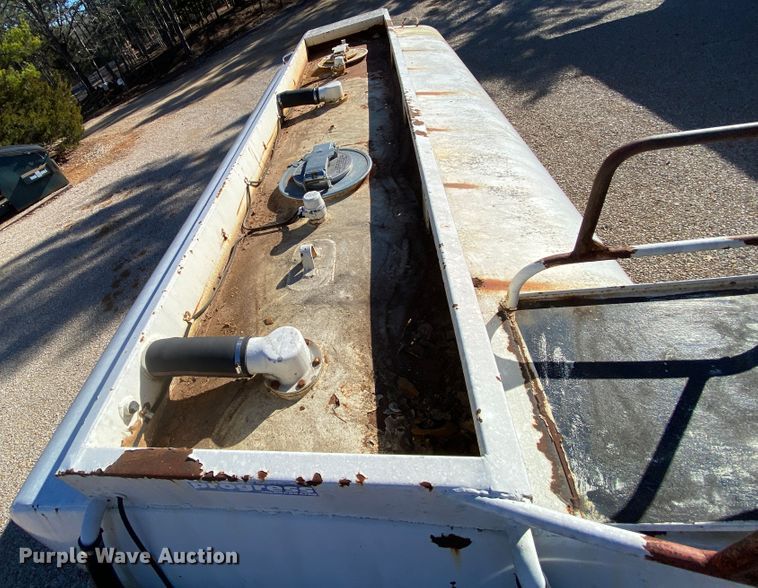 image for item HR9263 1991 Ford F800F  fuel truck