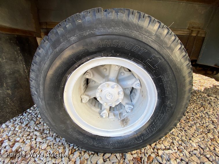 image for item HR9263 1991 Ford F800F  fuel truck