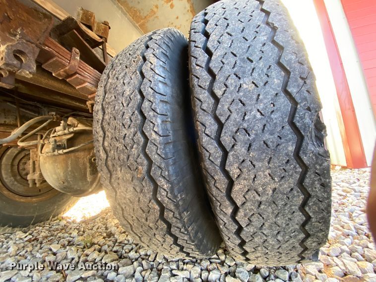 image for item HR9263 1991 Ford F800F  fuel truck