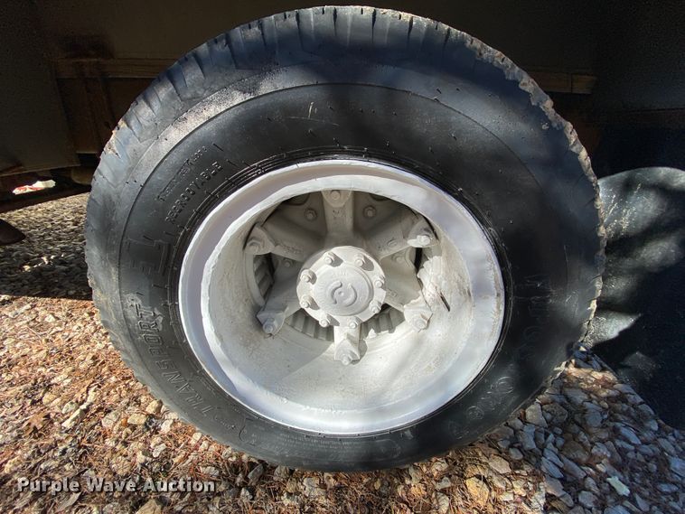 image for item HR9263 1991 Ford F800F  fuel truck