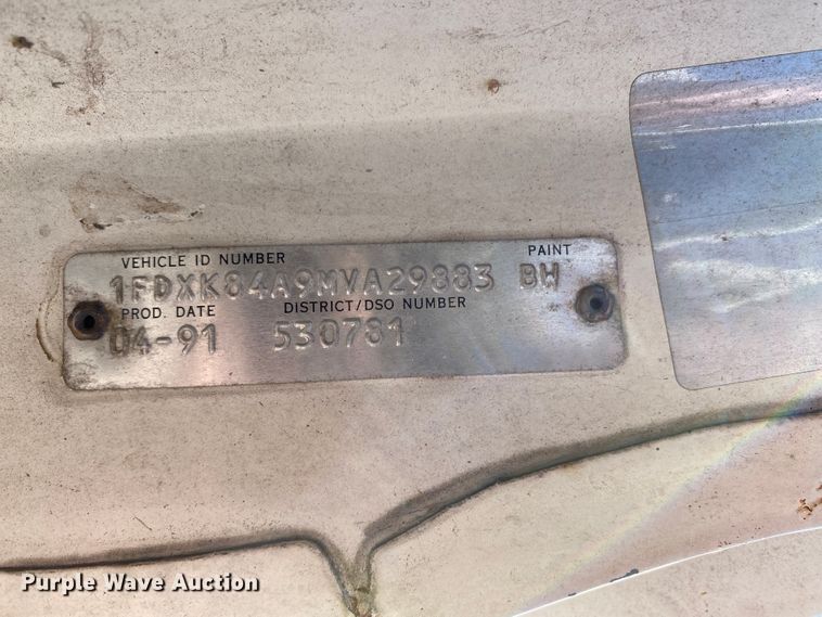 image for item HR9263 1991 Ford F800F  fuel truck