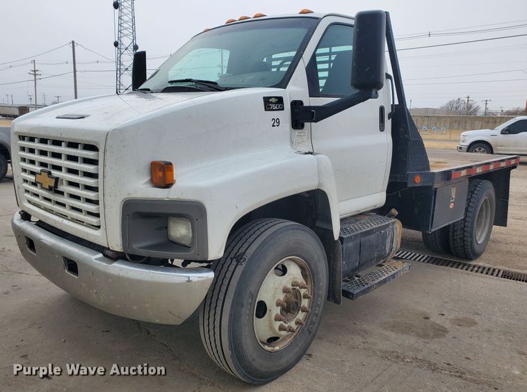 image for item HW9586 2007 Chevrolet C7500  flatbed truck
