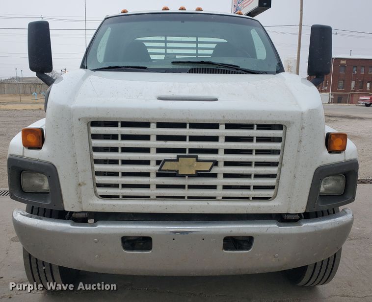 image for item HW9586 2007 Chevrolet C7500  flatbed truck