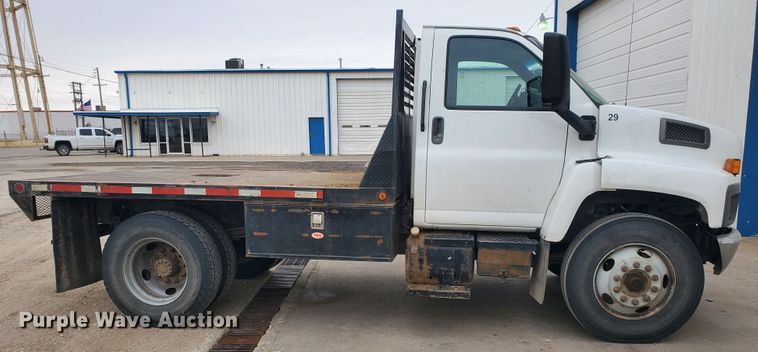 image for item HW9586 2007 Chevrolet C7500  flatbed truck