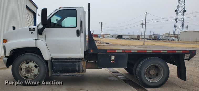 image for item HW9586 2007 Chevrolet C7500  flatbed truck