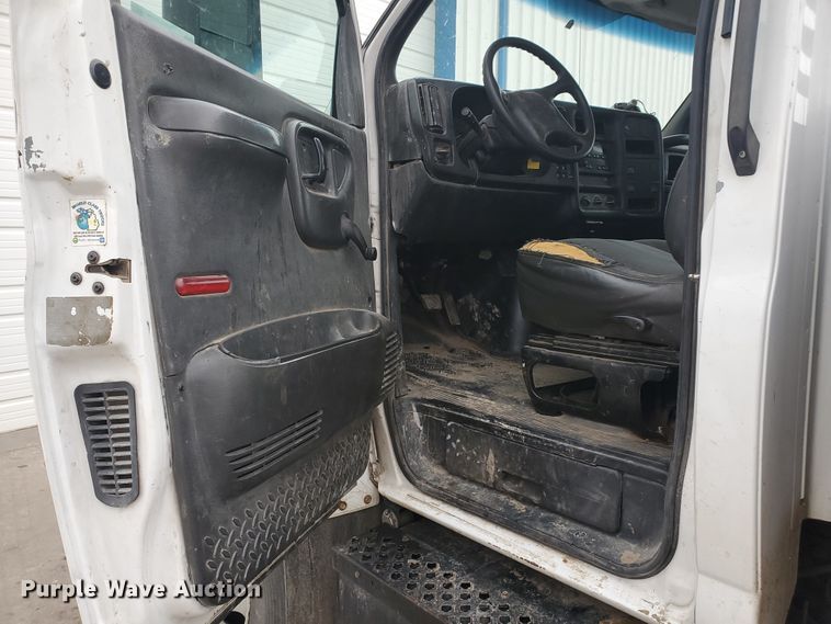 image for item HW9586 2007 Chevrolet C7500  flatbed truck