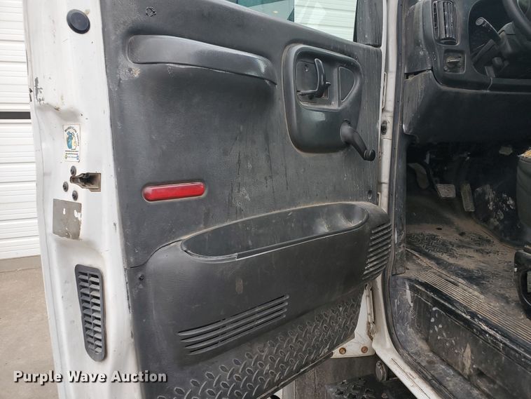 image for item HW9586 2007 Chevrolet C7500  flatbed truck