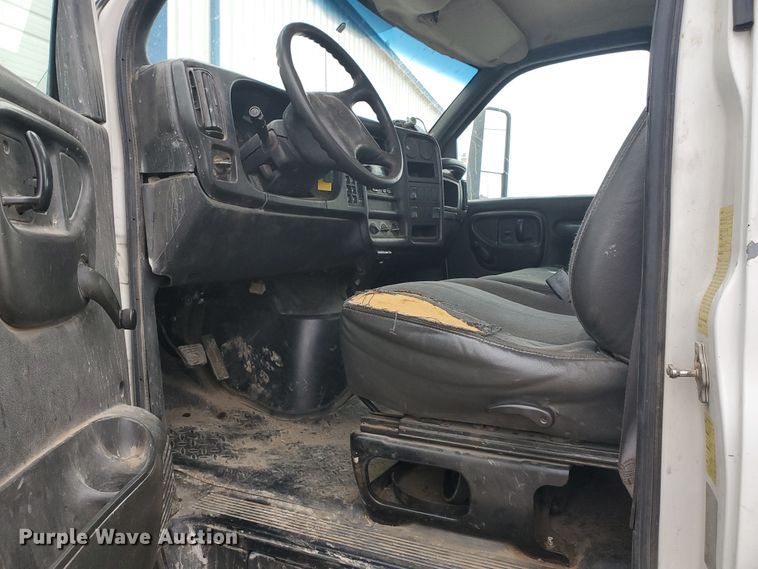 image for item HW9586 2007 Chevrolet C7500  flatbed truck