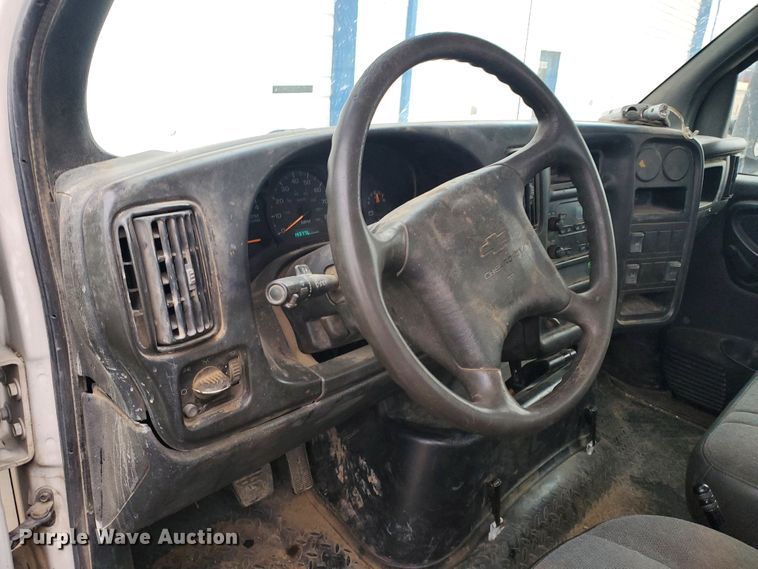 image for item HW9586 2007 Chevrolet C7500  flatbed truck