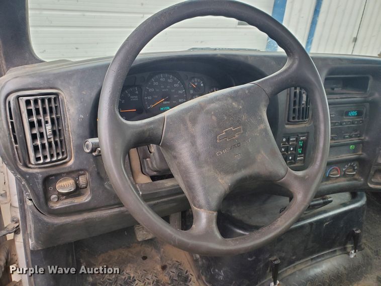 image for item HW9586 2007 Chevrolet C7500  flatbed truck