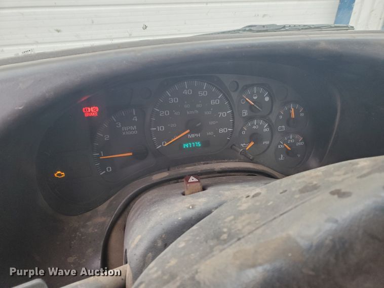 image for item HW9586 2007 Chevrolet C7500  flatbed truck