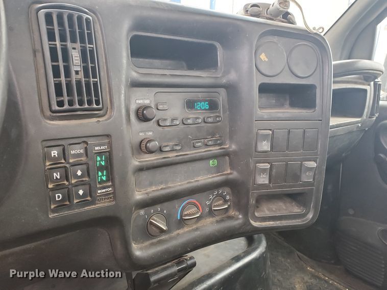 image for item HW9586 2007 Chevrolet C7500  flatbed truck