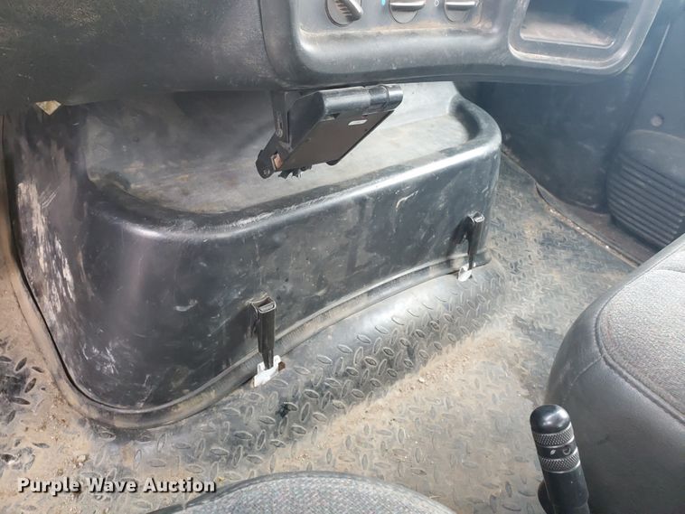 image for item HW9586 2007 Chevrolet C7500  flatbed truck