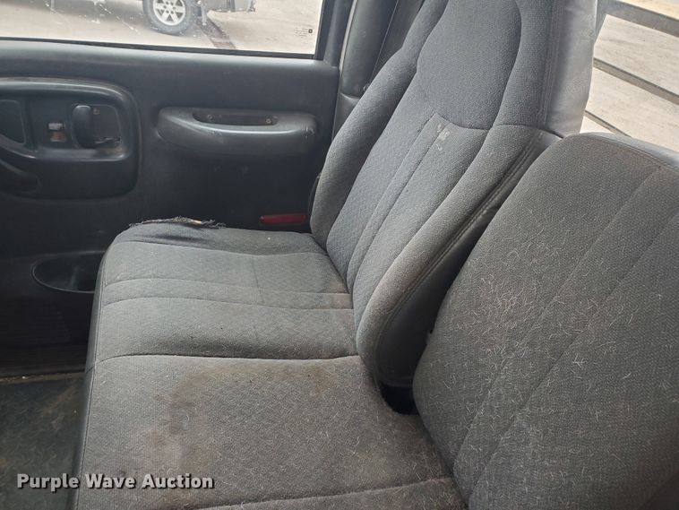 image for item HW9586 2007 Chevrolet C7500  flatbed truck