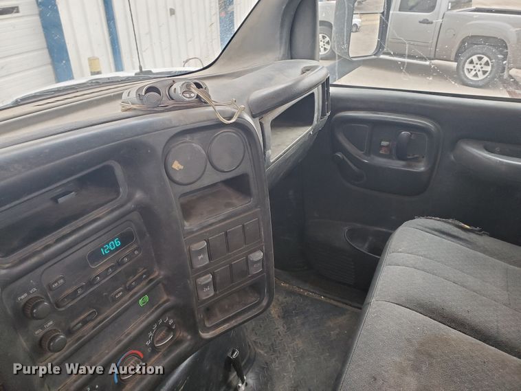 image for item HW9586 2007 Chevrolet C7500  flatbed truck